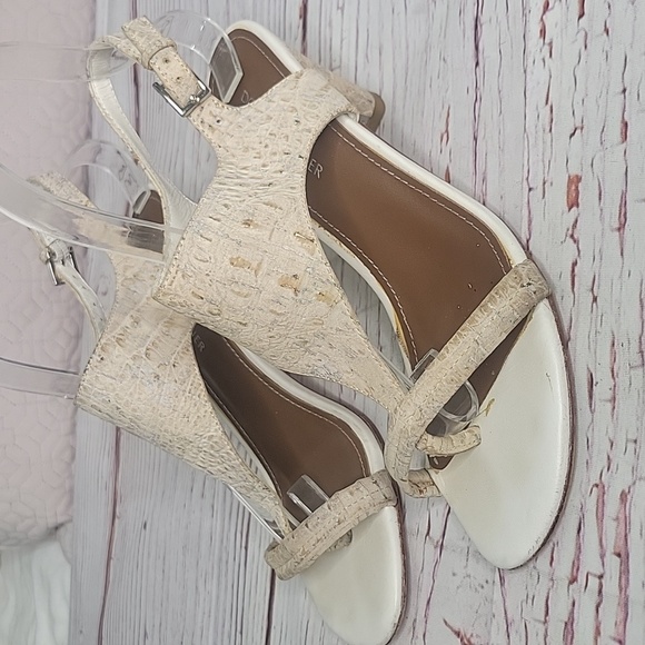 Donald J. Pliner Cream Embossed Women's Thong  Leather Sandals Size 7.5 - Picture 3 of 10